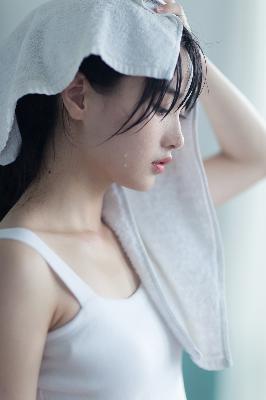 校园禁忌的爱恋？18岁少妇的<strong>诱惑</strong>与<strong>挣扎</strong>！